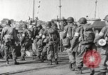 Immagine di Le truppe USA in landing craft traghettato per navi da trasporto Weymouth England Regno Unito, 1944, secondo 19 filmato di repertorio 65675065479