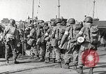 Immagine di Le truppe USA in landing craft traghettato per navi da trasporto Weymouth England Regno Unito, 1944, secondo 20 filmato di repertorio 65675065479