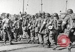 Immagine di Le truppe USA in landing craft traghettato per navi da trasporto Weymouth England Regno Unito, 1944, secondo 21 filmato di repertorio 65675065479