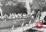 Immagine di Le truppe USA in landing craft traghettato per navi da trasporto Weymouth England Regno Unito, 1944, secondo 22 filmato di repertorio 65675065479