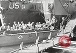 Immagine di Le truppe USA in landing craft traghettato per navi da trasporto Weymouth England Regno Unito, 1944, secondo 23 filmato di repertorio 65675065479