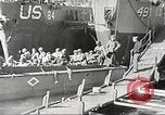 Immagine di Le truppe USA in landing craft traghettato per navi da trasporto Weymouth England Regno Unito, 1944, secondo 24 filmato di repertorio 65675065479