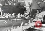 Immagine di Le truppe USA in landing craft traghettato per navi da trasporto Weymouth England Regno Unito, 1944, secondo 25 filmato di repertorio 65675065479