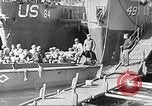 Immagine di Le truppe USA in landing craft traghettato per navi da trasporto Weymouth England Regno Unito, 1944, secondo 26 filmato di repertorio 65675065479
