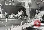 Immagine di Le truppe USA in landing craft traghettato per navi da trasporto Weymouth England Regno Unito, 1944, secondo 27 filmato di repertorio 65675065479