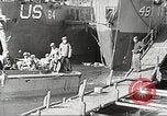 Immagine di Le truppe USA in landing craft traghettato per navi da trasporto Weymouth England Regno Unito, 1944, secondo 28 filmato di repertorio 65675065479