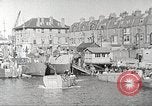 Immagine di Le truppe USA in landing craft traghettato per navi da trasporto Weymouth England Regno Unito, 1944, secondo 30 filmato di repertorio 65675065479
