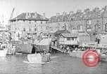 Immagine di Le truppe USA in landing craft traghettato per navi da trasporto Weymouth England Regno Unito, 1944, secondo 31 filmato di repertorio 65675065479