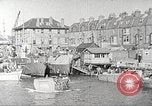 Immagine di Le truppe USA in landing craft traghettato per navi da trasporto Weymouth England Regno Unito, 1944, secondo 32 filmato di repertorio 65675065479