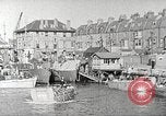 Immagine di Le truppe USA in landing craft traghettato per navi da trasporto Weymouth England Regno Unito, 1944, secondo 33 filmato di repertorio 65675065479