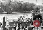 Immagine di Le truppe USA in landing craft traghettato per navi da trasporto Weymouth England Regno Unito, 1944, secondo 38 filmato di repertorio 65675065479