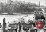 Immagine di Le truppe USA in landing craft traghettato per navi da trasporto Weymouth England Regno Unito, 1944, secondo 39 filmato di repertorio 65675065479