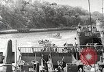Immagine di Le truppe USA in landing craft traghettato per navi da trasporto Weymouth England Regno Unito, 1944, secondo 40 filmato di repertorio 65675065479
