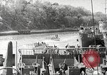Immagine di Le truppe USA in landing craft traghettato per navi da trasporto Weymouth England Regno Unito, 1944, secondo 41 filmato di repertorio 65675065479