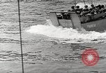 Immagine di Le truppe USA in landing craft traghettato per navi da trasporto Weymouth England Regno Unito, 1944, secondo 42 filmato di repertorio 65675065479