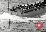 Immagine di Le truppe USA in landing craft traghettato per navi da trasporto Weymouth England Regno Unito, 1944, secondo 43 filmato di repertorio 65675065479