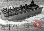 Immagine di Le truppe USA in landing craft traghettato per navi da trasporto Weymouth England Regno Unito, 1944, secondo 44 filmato di repertorio 65675065479