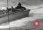 Immagine di Le truppe USA in landing craft traghettato per navi da trasporto Weymouth England Regno Unito, 1944, secondo 45 filmato di repertorio 65675065479