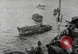 Immagine di Le truppe USA in landing craft traghettato per navi da trasporto Weymouth England Regno Unito, 1944, secondo 47 filmato di repertorio 65675065479