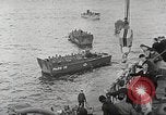 Immagine di Le truppe USA in landing craft traghettato per navi da trasporto Weymouth England Regno Unito, 1944, secondo 48 filmato di repertorio 65675065479