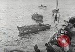 Immagine di Le truppe USA in landing craft traghettato per navi da trasporto Weymouth England Regno Unito, 1944, secondo 49 filmato di repertorio 65675065479