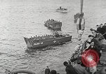Immagine di Le truppe USA in landing craft traghettato per navi da trasporto Weymouth England Regno Unito, 1944, secondo 50 filmato di repertorio 65675065479