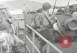 Immagine di Le truppe USA in landing craft traghettato per navi da trasporto Weymouth England Regno Unito, 1944, secondo 51 filmato di repertorio 65675065479