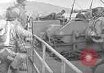 Immagine di Le truppe USA in landing craft traghettato per navi da trasporto Weymouth England Regno Unito, 1944, secondo 52 filmato di repertorio 65675065479