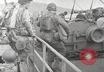Immagine di Le truppe USA in landing craft traghettato per navi da trasporto Weymouth England Regno Unito, 1944, secondo 53 filmato di repertorio 65675065479