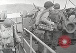 Immagine di Le truppe USA in landing craft traghettato per navi da trasporto Weymouth England Regno Unito, 1944, secondo 54 filmato di repertorio 65675065479