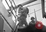 Immagine di Le truppe USA in landing craft traghettato per navi da trasporto Weymouth England Regno Unito, 1944, secondo 55 filmato di repertorio 65675065479