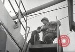 Immagine di Le truppe USA in landing craft traghettato per navi da trasporto Weymouth England Regno Unito, 1944, secondo 56 filmato di repertorio 65675065479