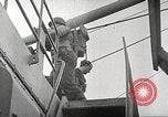 Immagine di Le truppe USA in landing craft traghettato per navi da trasporto Weymouth England Regno Unito, 1944, secondo 57 filmato di repertorio 65675065479