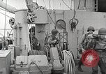 Immagine di Le truppe USA in landing craft traghettato per navi da trasporto Weymouth England Regno Unito, 1944, secondo 59 filmato di repertorio 65675065479