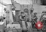 Immagine di Le truppe USA in landing craft traghettato per navi da trasporto Weymouth England Regno Unito, 1944, secondo 60 filmato di repertorio 65675065479