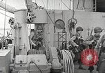Immagine di Le truppe USA in landing craft traghettato per navi da trasporto Weymouth England Regno Unito, 1944, secondo 61 filmato di repertorio 65675065479