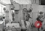 Immagine di Le truppe USA in landing craft traghettato per navi da trasporto Weymouth England Regno Unito, 1944, secondo 62 filmato di repertorio 65675065479