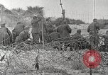 Immagine di Scene di Omaha Beach dopo essendo fissato nella seconda guerra mondiale Normandia Francia, 1944, secondo 15 filmato di repertorio 65675065483