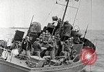 Immagine di Scene di Omaha Beach dopo essendo fissato nella seconda guerra mondiale Normandia Francia, 1944, secondo 20 filmato di repertorio 65675065483