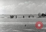 Immagine di Scene di Omaha Beach dopo essendo fissato nella seconda guerra mondiale Normandia Francia, 1944, secondo 41 filmato di repertorio 65675065483