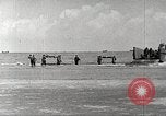 Immagine di Scene di Omaha Beach dopo essendo fissato nella seconda guerra mondiale Normandia Francia, 1944, secondo 42 filmato di repertorio 65675065483