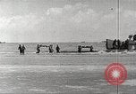 Immagine di Scene di Omaha Beach dopo essendo fissato nella seconda guerra mondiale Normandia Francia, 1944, secondo 43 filmato di repertorio 65675065483
