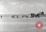 Immagine di Scene di Omaha Beach dopo essendo fissato nella seconda guerra mondiale Normandia Francia, 1944, secondo 46 filmato di repertorio 65675065483