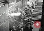 Immagine di Scene di Omaha Beach dopo essendo fissato nella seconda guerra mondiale Normandia Francia, 1944, secondo 48 filmato di repertorio 65675065483