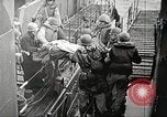 Immagine di Scene di Omaha Beach dopo essendo fissato nella seconda guerra mondiale Normandia Francia, 1944, secondo 50 filmato di repertorio 65675065483