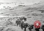 Immagine di Americano di rinforzi di truppa di terra in Normandia Normandia Francia, 1944, secondo 3 filmato di repertorio 65675065484