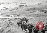 Immagine di Americano di rinforzi di truppa di terra in Normandia Normandia Francia, 1944, secondo 4 filmato di repertorio 65675065484