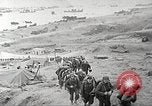Immagine di Americano di rinforzi di truppa di terra in Normandia Normandia Francia, 1944, secondo 5 filmato di repertorio 65675065484