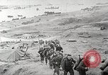Immagine di Americano di rinforzi di truppa di terra in Normandia Normandia Francia, 1944, secondo 6 filmato di repertorio 65675065484