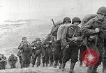 Immagine di Americano di rinforzi di truppa di terra in Normandia Normandia Francia, 1944, secondo 8 filmato di repertorio 65675065484